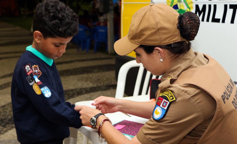 Matinhos, 25 de dezembro de 2018. Operação Verão Paraná 2018/2019 - Entrega de Pulseirinhas na Orla