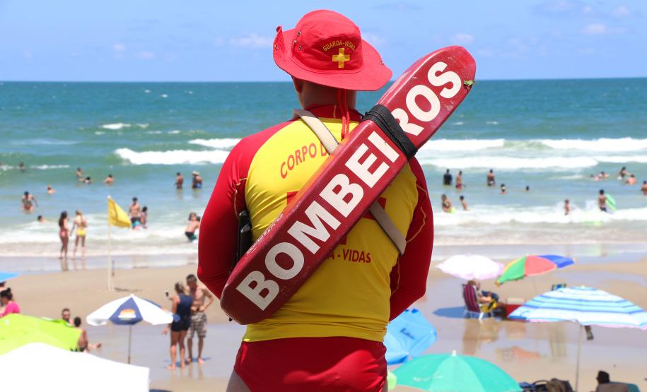 Orientações e advertências a banhistas aumentam nos primeiros 10 dias da Operação Verão Paraná 2018/2019, diz Corpo de Bombeiros