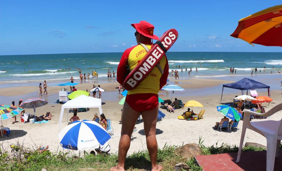 Orientações e advertências a banhistas aumentam nos primeiros 10 dias da Operação Verão Paraná 2018/2019, diz Corpo de Bombeiros