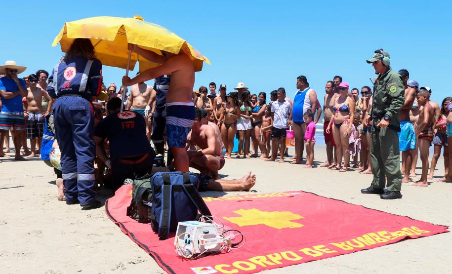 Orientações e advertências a banhistas aumentam nos primeiros 10 dias da Operação Verão Paraná 2018/2019, diz Corpo de Bombeiros