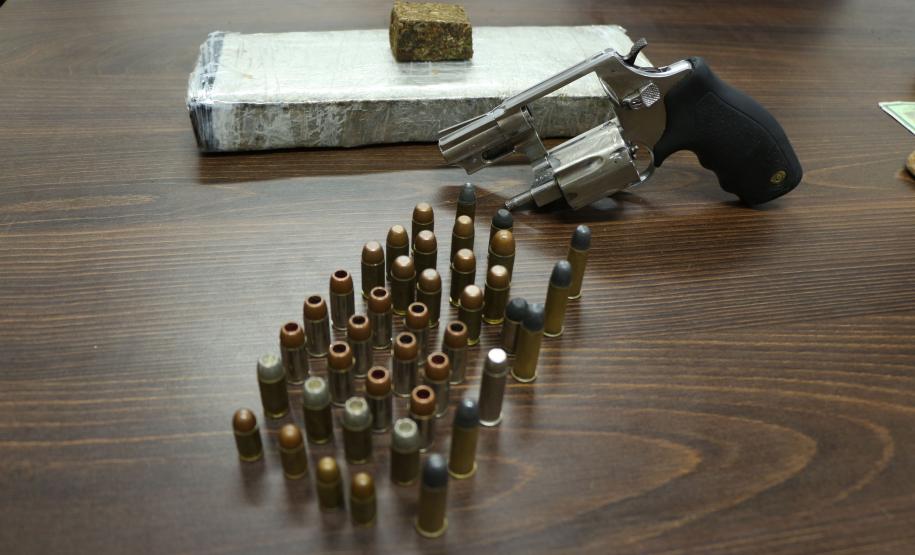 Arma de fogo e maconha são apreendidos pela PM no Mangue Seco, em Matinhos