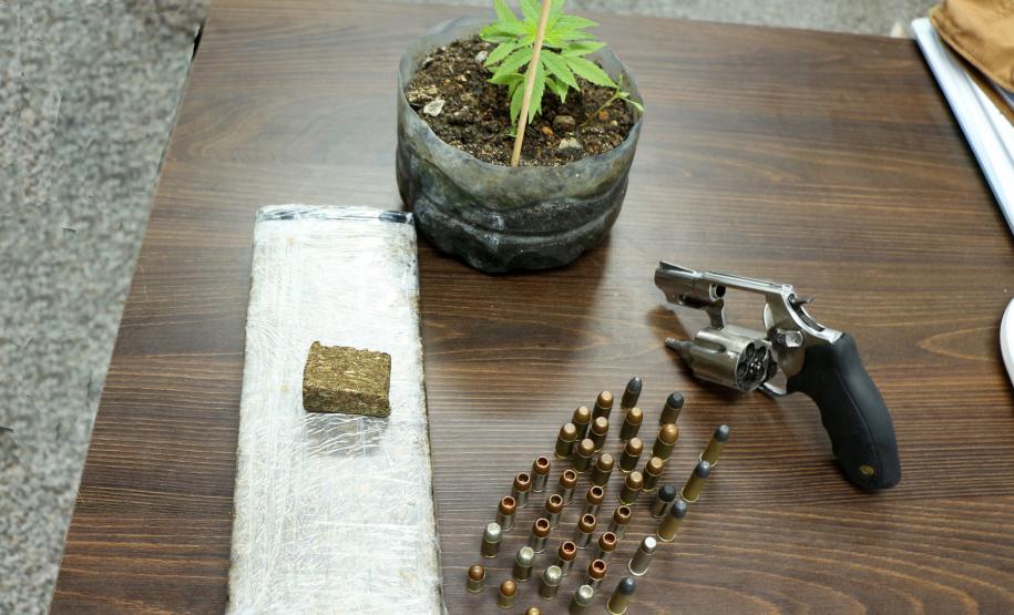 Arma de fogo e maconha são apreendidos pela PM no Mangue Seco, em Matinhos