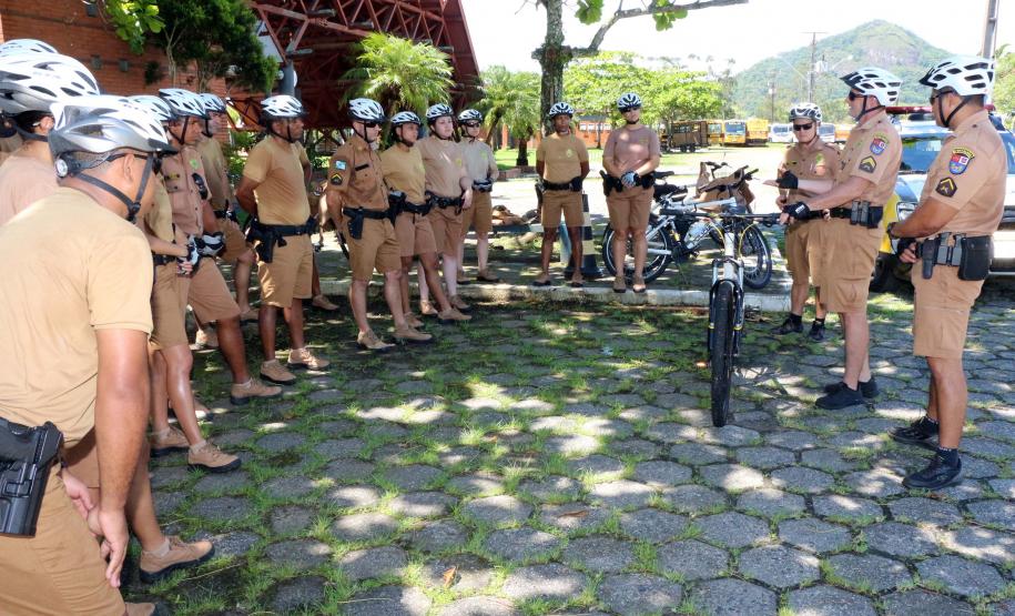 Matinhos, 15 de janeiro de 2019. Operação Verão 2018/2019 - Policia promoe nivelamento de patrulhamento com bicicletas.