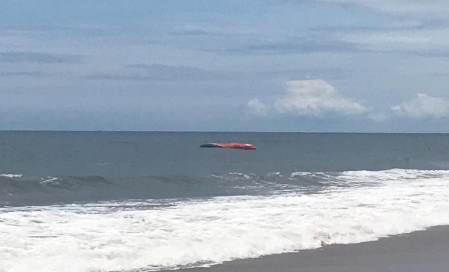 Guarda-vidas socorrem homem que caiu de paramotor no mar em Pontal do Paraná