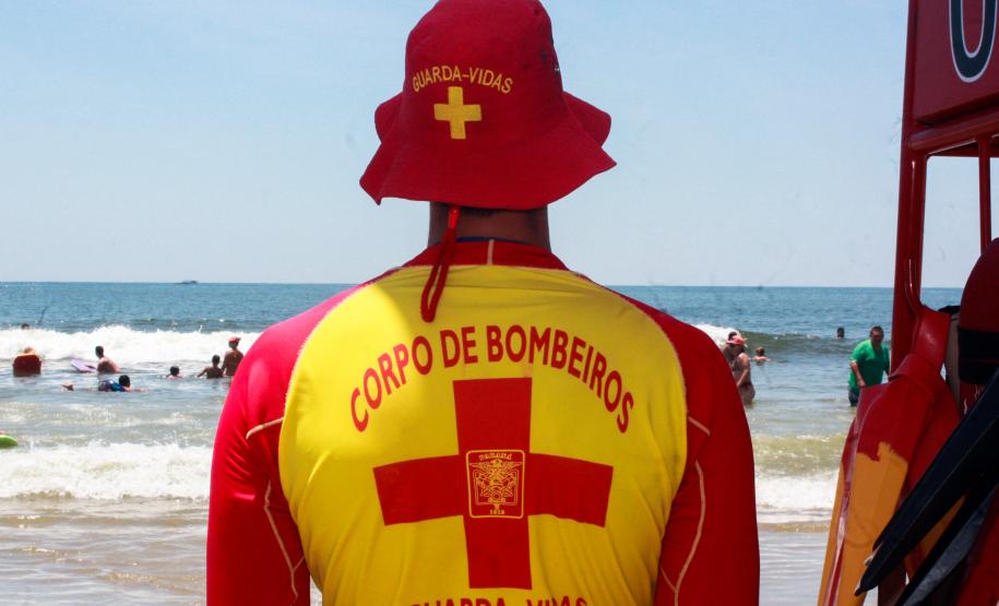 Mais de 70 mil orientações e advertências dos bombeiros salvam centenas de vidas no litoral