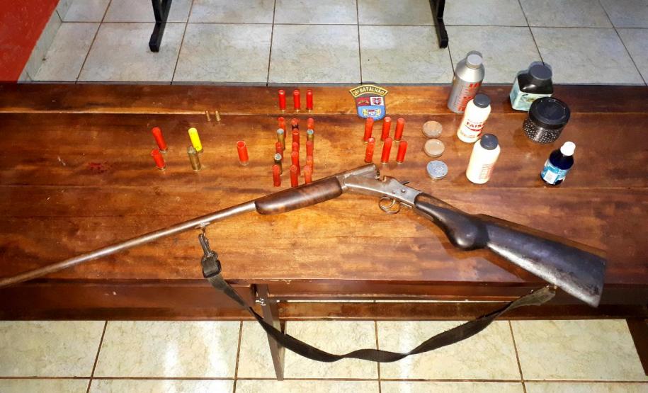 Denúncia de agressão resulta na prisão de dois homens e na apreensão de arma de fogo com munições em Tibagi (PR)