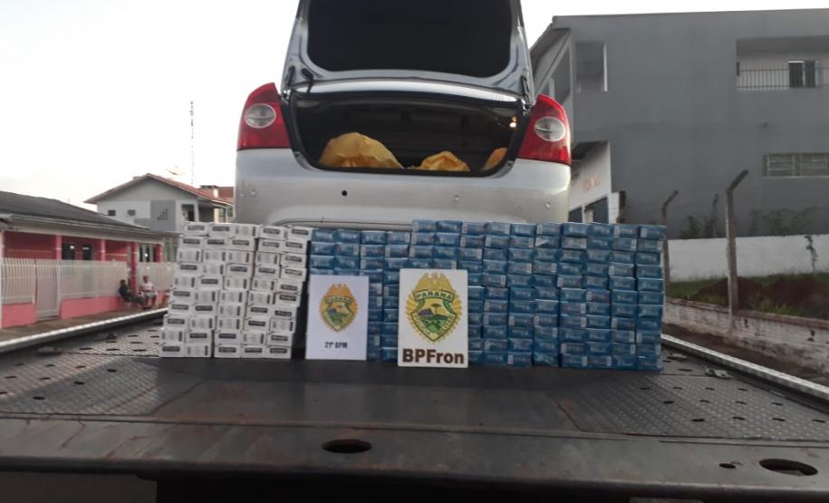 Cigarros contrabandeados do Paraguai são apreendidos dentro de veículo por policiais do BPFron, no Oeste do estado