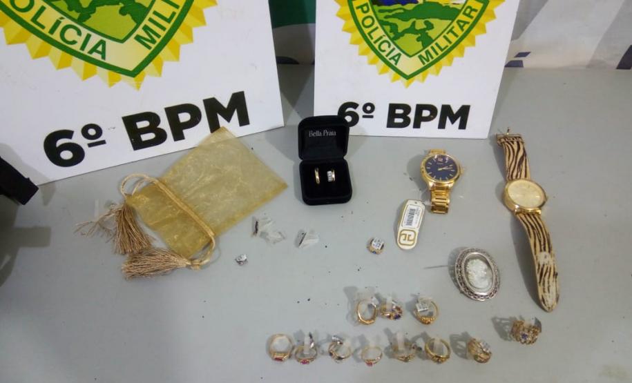 Mãe e filho, suspeitos de praticarem roubo a uma joalheria em Cascavel, são encaminhados pela PM