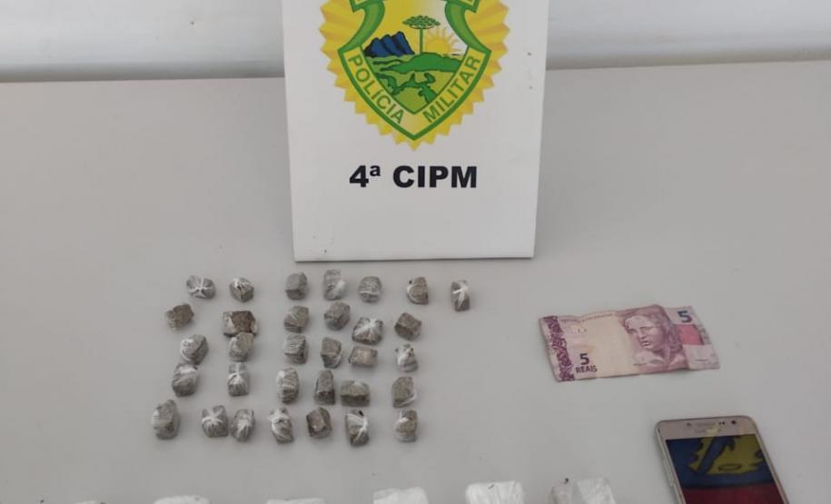 Atitude suspeita de adolescente leva policiais a encontrarem maconha dentro de terreno baldio em Londrina (PR)