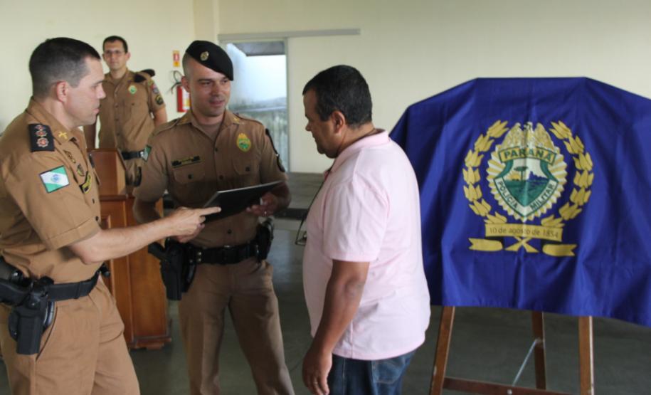 Soldado da PM é homenageado após salvar criança engasgada no Norte do estado