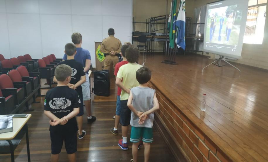 Projeto desenvolvido pelo BPFron no Interior do Estado visa aproximação de crianças com a Corporação através da música