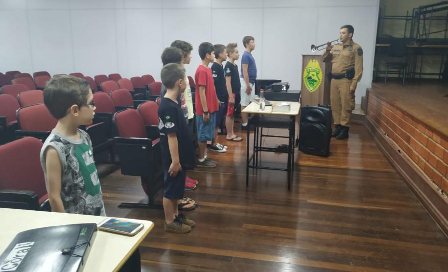 Projeto desenvolvido pelo BPFron no Interior do Estado visa aproximação de crianças com a Corporação através da música