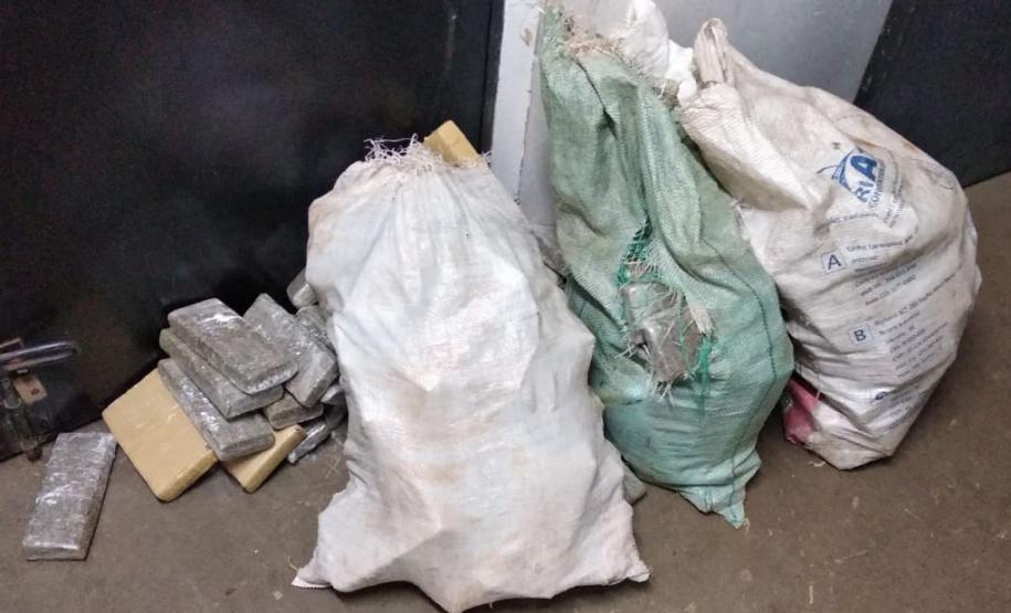 Galpão carregado com drogas e agrotóxicos é desmantelado pela PM de Foz do Iguaçu (PR)