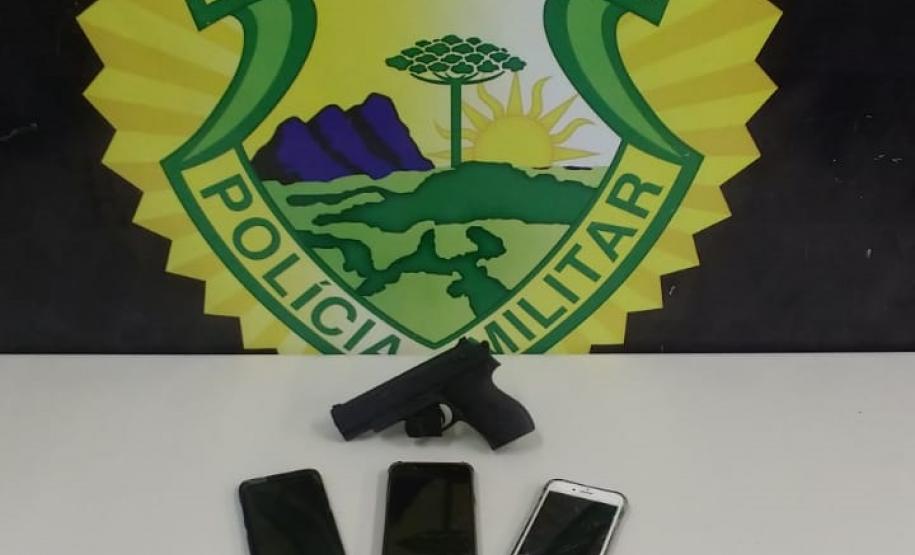 Logo após praticar roubo, homem é preso portando simulacro de arma de fogo pelo BPTran em Curitiba (PR) Logo após praticar roubo, homem é preso portando simulacro de arma de fogo pelo BPTran em Curitiba (PR)
