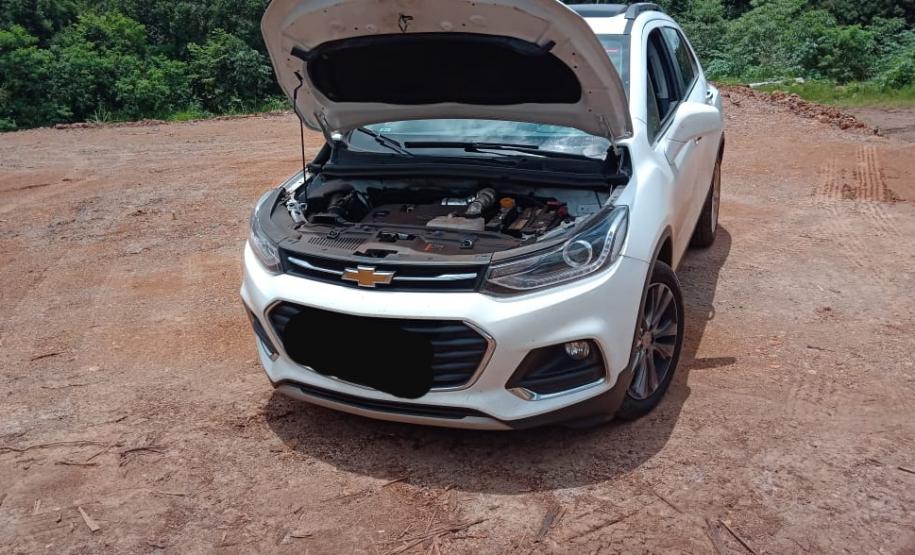 Por meio de sistema de rastreamento, carro roubado é recuperado pela Polícia Militar de Iretama; suspeito e arma são encaminhados