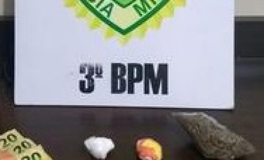 Carro é recuperado e homens, suspeitos de tráfico de drogas, são presos pela PM no Sudoeste do estado