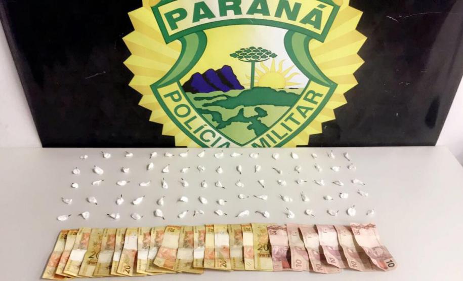 Diversos invólucros de cocaína e mais de R$ 500 são apreendidos pela PM em Curitiba