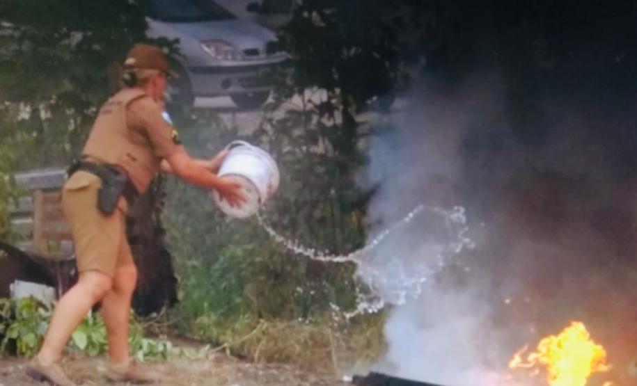 Dupla de policiais militares contém incêndio com baldinho e salva idosa de 74 anos com dificuldades de locomoção