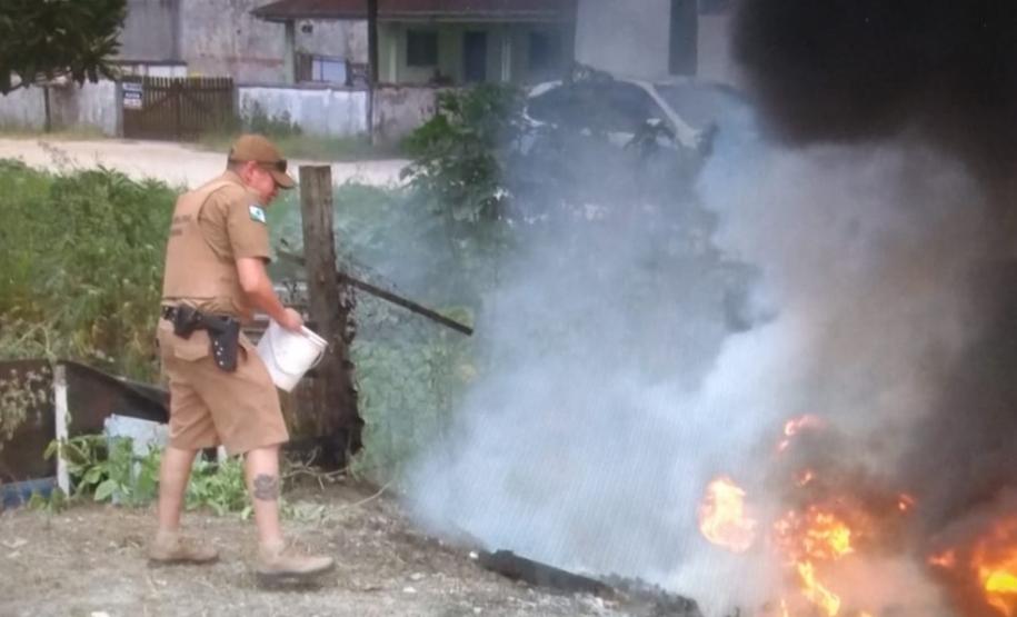 Dupla de policiais militares contém incêndio com baldinho e salva idosa de 74 anos com dificuldades de locomoção