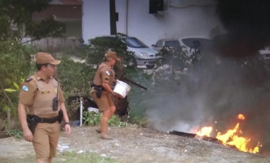 Dupla de policiais militares contém incêndio com baldinho e salva idosa de 74 anos com dificuldades de locomoção