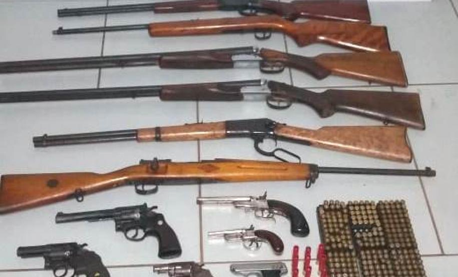 Arsenal com 12 armas e mais de 80 munições é apreendido pela PM em Clevelândia (PR)