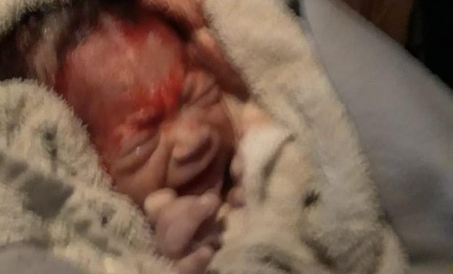 Ação rápida de policiais militares salva a vida de um recem-nascido no Centro de Curitiba Ação rápida de policiais militares salva a vida de um recém-nascido no Centro de Curitiba