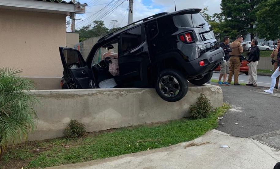 Carro roubado bate em muro residencial durante fuga e condutor é preso pela PM em Curitiba