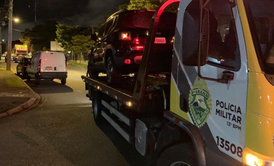 Carro roubado bate em muro residencial durante fuga e condutor é preso pela PM em Curitiba