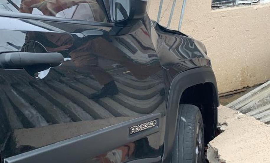 Carro roubado bate em muro residencial durante fuga e condutor é preso pela PM em Curitiba