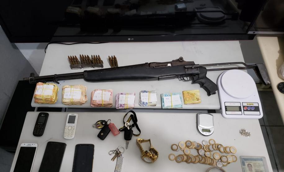 Fuzil e R$ 18,6 mil são apreendidos durante abordagem da PM em Campina Grande do Sul