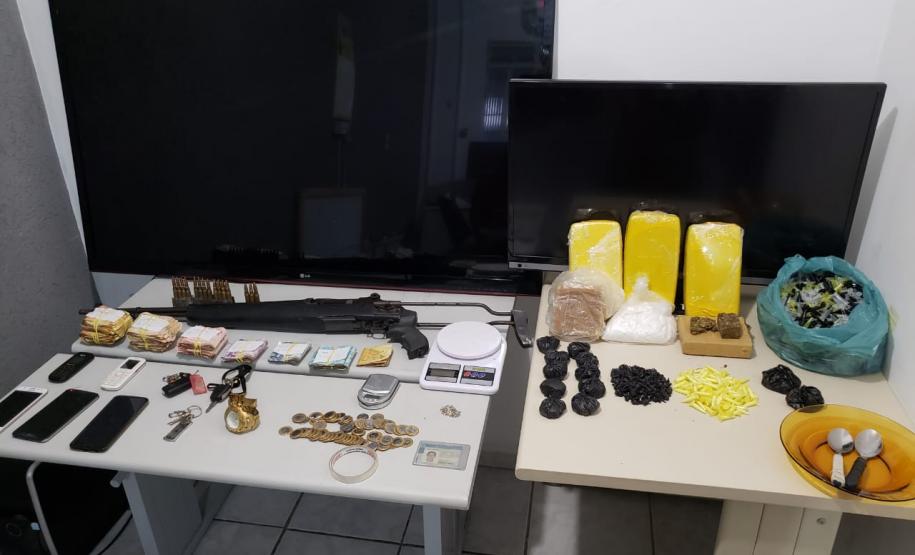 Fuzil e R$ 18,6 mil são apreendidos durante abordagem da PM em Campina Grande do Sul