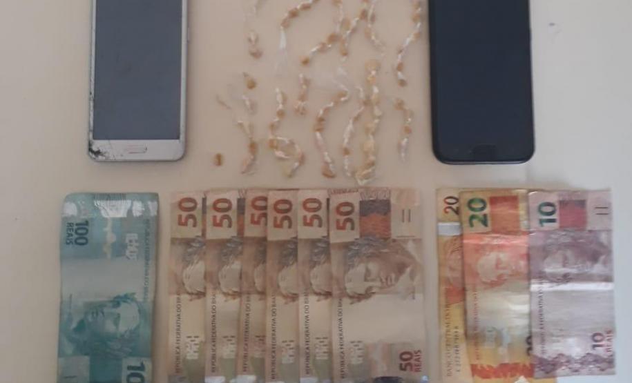 Suspeita de tráfico de drogas é presa pela PM nos Campos Gerais; criança que estava na casa é entregue ao Conselho Tutelar