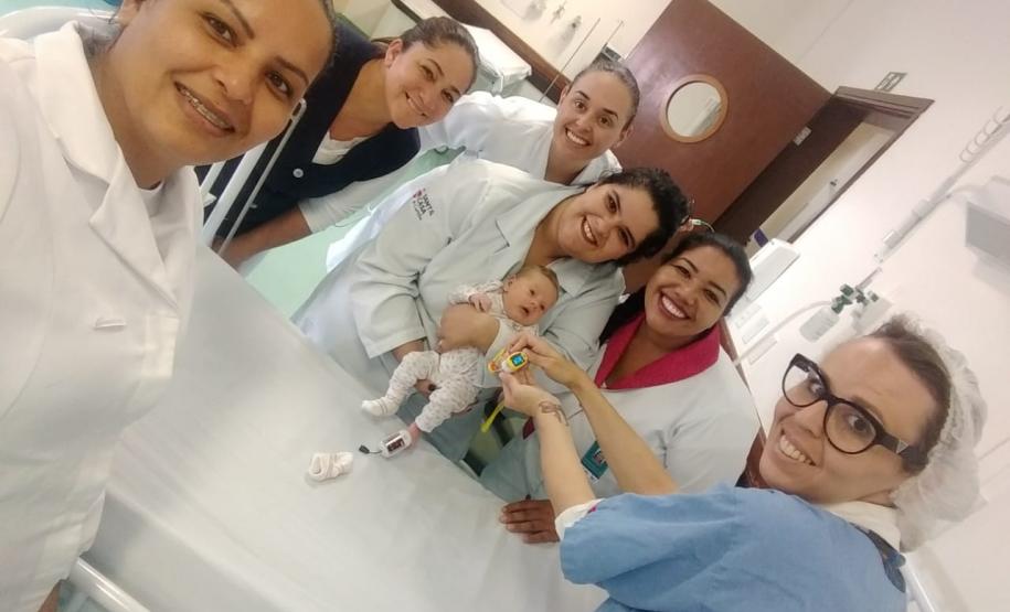 Bebê de três semanas de vida engasga e é salvo por policiais militares em Curitiba