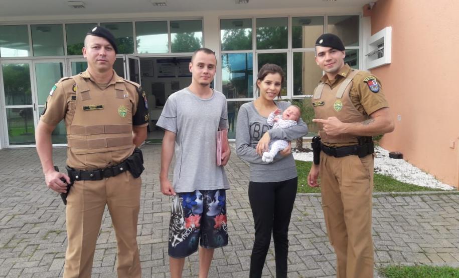 Bebê de três semanas de vida engasga e é salvo por policiais militares em Curitiba