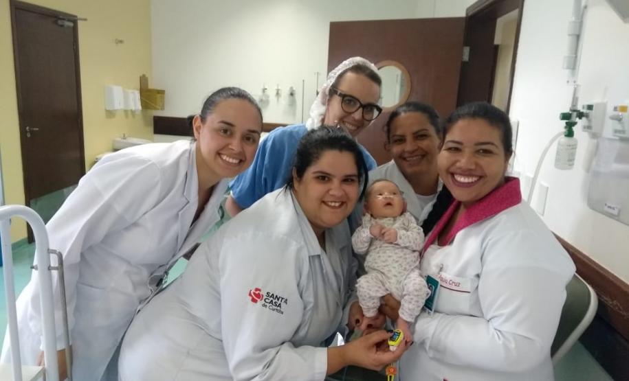 Bebê de três semanas de vida engasga e é salvo por policiais militares em Curitiba