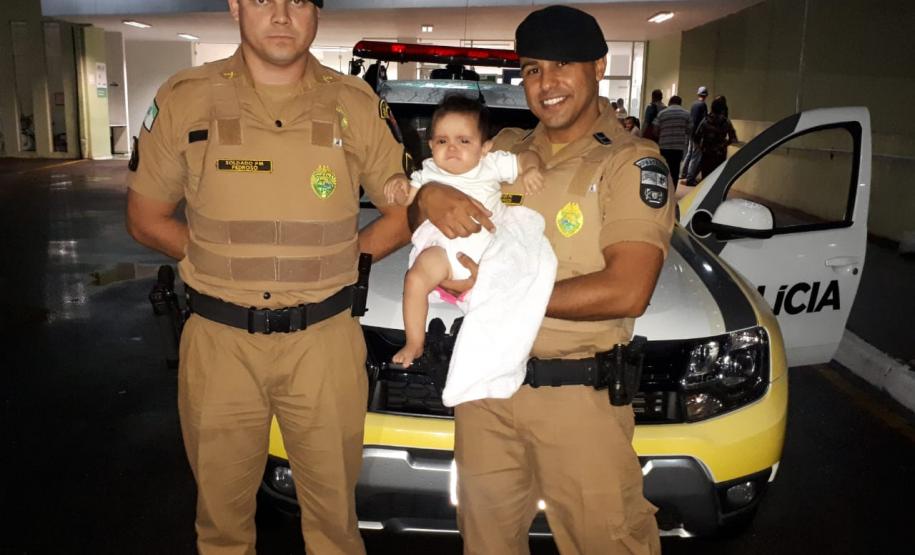 Bebê de oito meses se engasga com leite materno e é salva por policiais militares em Curitiba