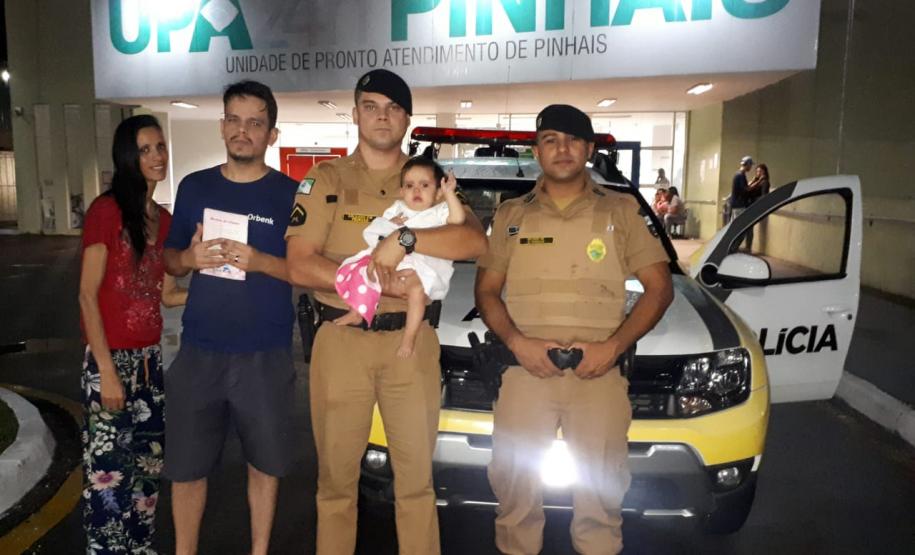 Bebê de oito meses se engasga com leite materno e é salva por policiais militares em Curitiba