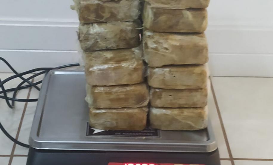 Operação conjunta entre as Polícias Civil e Militar resulta na apreensão de 10 quilos de crack no painel de veículo