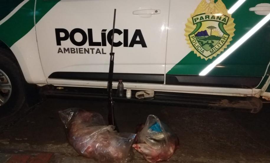 Mais de 27 quilos de carne de capivara são apreendidos e um homem foi preso por porte ilegal de arma no Oeste do estado