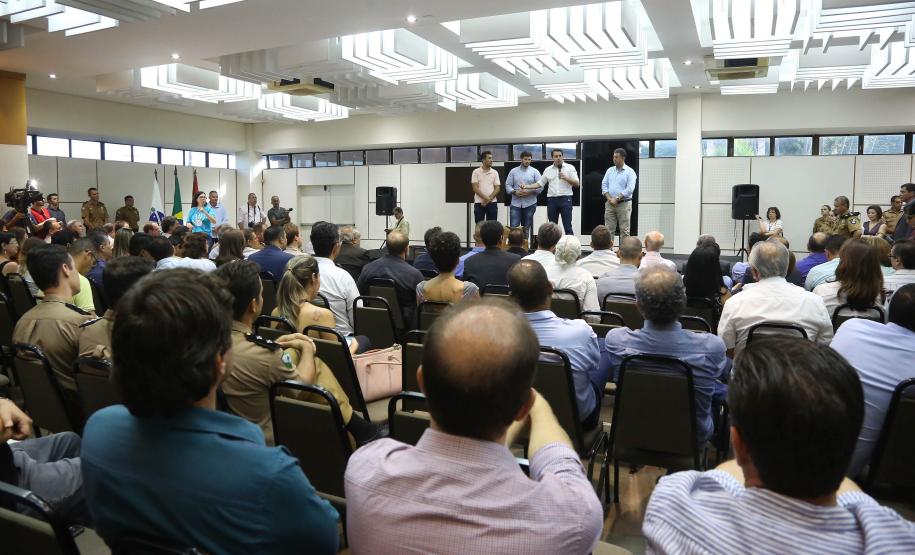 O governador Carlos Massa Ratinho Jr entregou nesta sexta(22) novas viaturas, aparelhos etolométricos e coletes balísticos às unidades da Polícia Militar que pertencem ao 2 Comando Regional - Londrina e região. Londrina,22/02/2019 Foto:Jaelson Lucas / ANPr