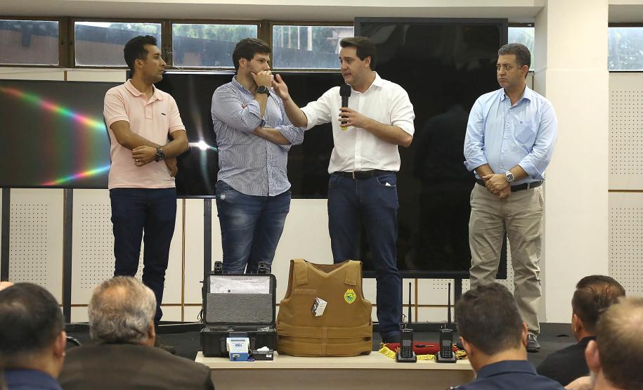 O governador Carlos Massa Ratinho Jr entregou nesta sexta(22) novas viaturas, aparelhos etolométricos e coletes balísticos às unidades da Polícia Militar que pertencem ao 2 Comando Regional - Londrina e região. Londrina,22/02/2019 Foto:Jaelson Lucas / ANPr