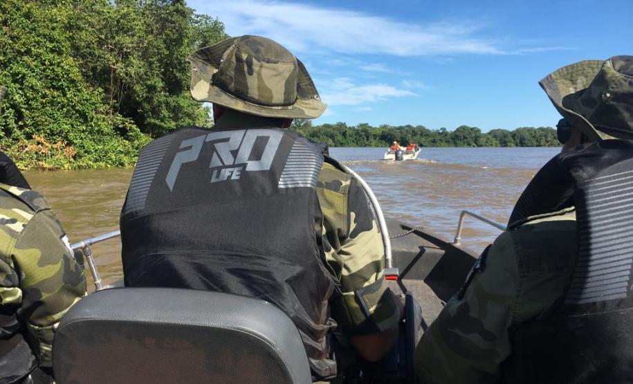 Equipes da Polícia Ambiental participam de atividade educativa no Rio Paraná, no Noroeste do estado