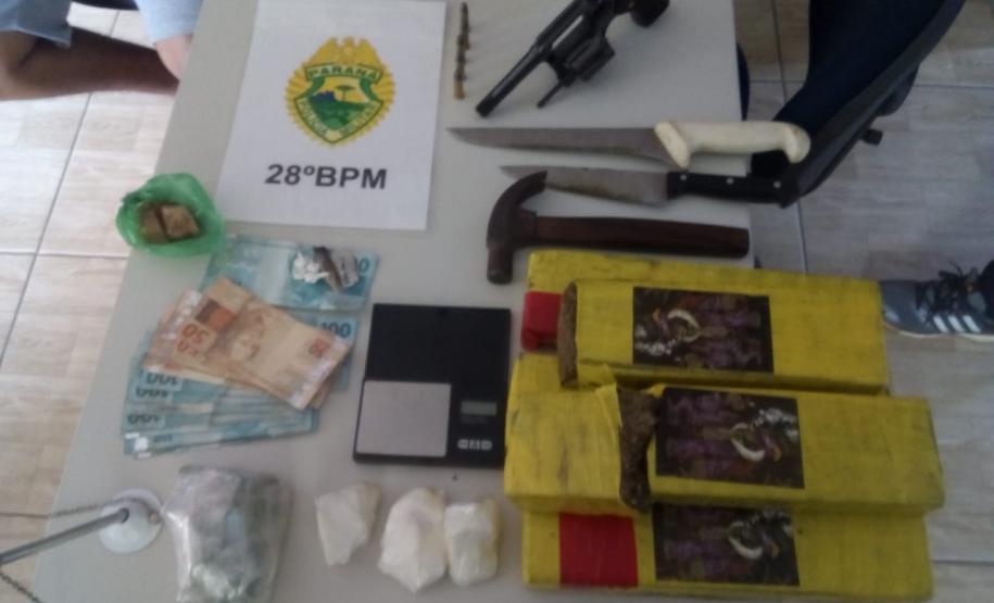 Durante operação de cumprimento de mandados, quatro suspeitos de tráfico de drogas são presos em Piên (PR)