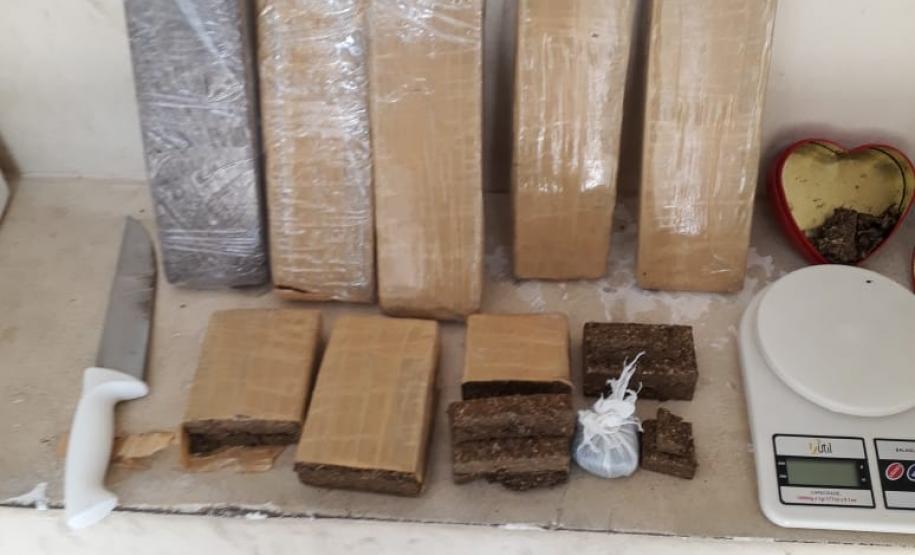 Mandados de Busca e Apreensão são cumpridos durante operação contra o tráfico de drogas em Piraquara, na RMC Mandados de Busca e Apreensão são cumpridos durante operação contra o tráfico de drogas em Piraquara, na RMC