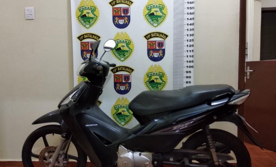 Motocicleta é recuperada após suspeito ter relatado o crime para policiais militares em Palotina, no Oeste do estado