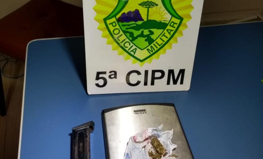 Jovem com tornozeleira eletrônica é preso por possuir drogas em casa