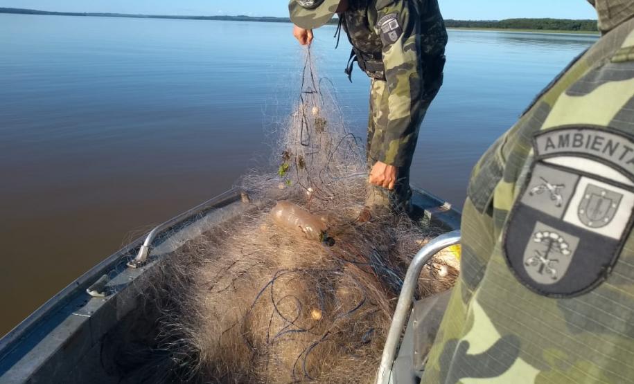 No Oeste do PR, policiais ambientais apreendem materiais ilegais de pesca