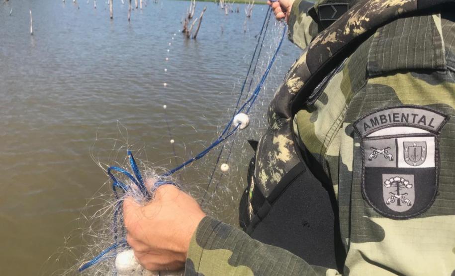 No Oeste do PR, policiais ambientais apreendem materiais ilegais de pesca