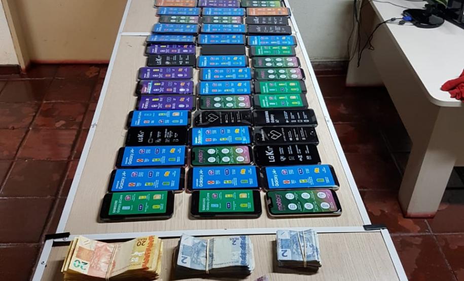 Mais de R$12 mil em dinheiro e 71 celulares são recuperados pela PM no Centro de Curitiba