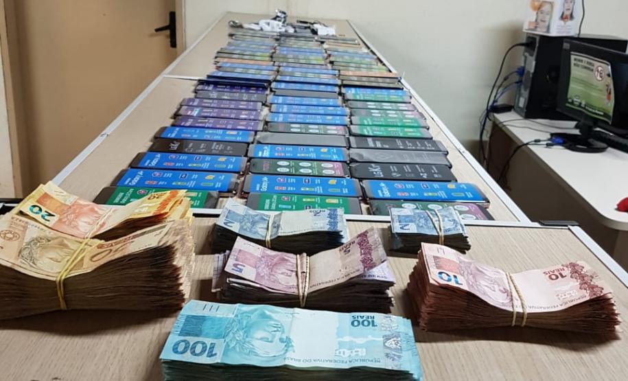 Mais de R$12 mil em dinheiro e 71 celulares são recuperados pela PM no Centro de Curitiba